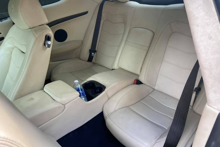 Thông tin rao bán cho hay, giá xe Maserati Granturismo cũ này đang rao bán hơn 2,5 tỷ này đã chạy được quãng đường dài 36.964 km, tình trạng của xe được đánh giá là hoàn hảo. Trong đó, các đời chủ nhân trước đó đã vô khá nhiều đồ chơi cho xe như nắp capô carbon, bộ body kit độ phiên bản hiệu suất cao MC Stradale và cả dàn pô độ có chức năng on/off.