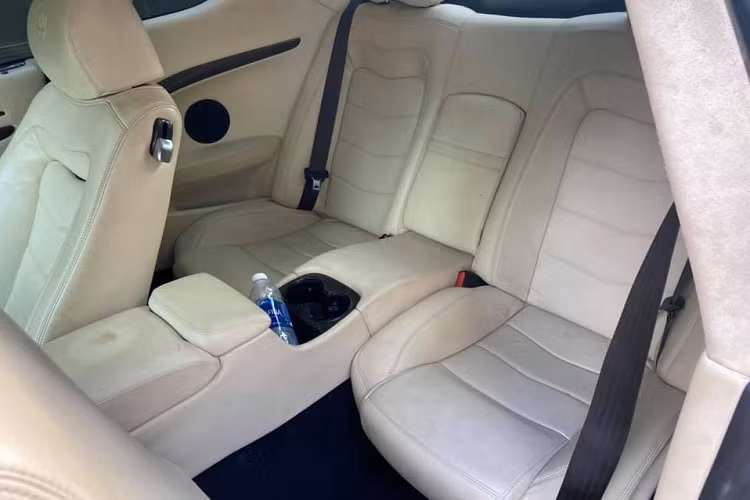 Thông tin rao bán cho hay, giá xe Maserati Granturismo cũ này đang rao bán hơn 2,5 tỷ này đã chạy được quãng đường dài 36.964 km, tình trạng của xe được đánh giá là hoàn hảo. Trong đó, các đời chủ nhân trước đó đã vô khá nhiều đồ chơi cho xe như nắp capô carbon, bộ body kit độ phiên bản hiệu suất cao MC Stradale và cả dàn pô độ có chức năng on/off.