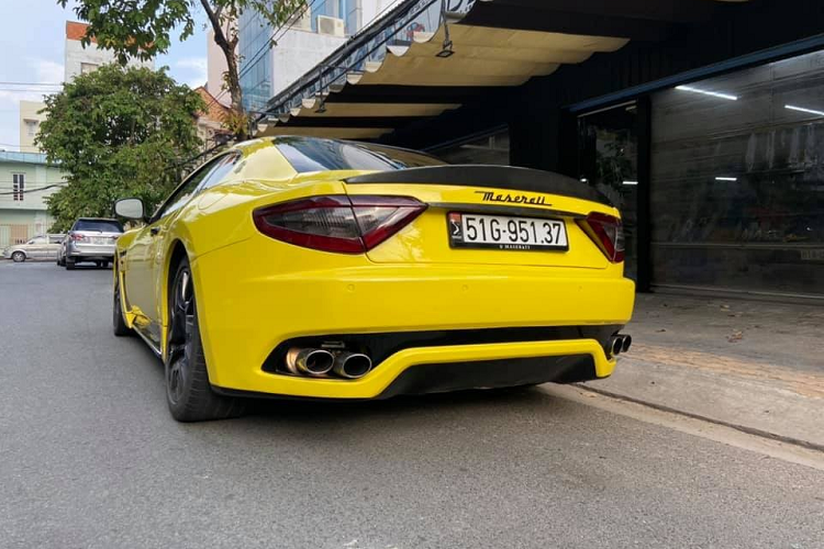 Bên trong khoang lái có nội thất bọc da màu kem cùng các chi tiết carbon. Chiếc Maserati Granturismo này đã được trang bị màn hình cảm ứng kích thước lớn.