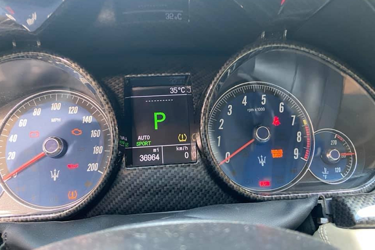 Hình ảnh đăng bán chiếc xe Maserati Granturismo độ body kit MC Stradale cho thấy xe có màu sơn vàng nhưng chưa rõ là màu gốc của xe hay dán đề-can. Điểm nhấn là nhiều chi tiết sơn đen bao gồm bộ mâm đa chấu kép của xe.