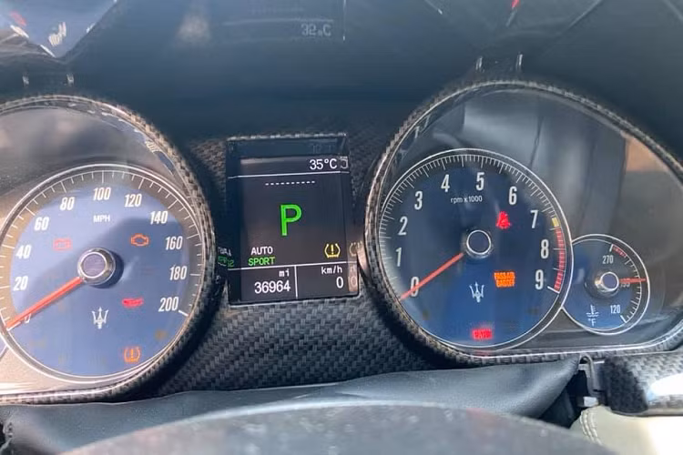 Hình ảnh đăng bán chiếc xe Maserati Granturismo độ body kit MC Stradale cho thấy xe có màu sơn vàng nhưng chưa rõ là màu gốc của xe hay dán đề-can. Điểm nhấn là nhiều chi tiết sơn đen bao gồm bộ mâm đa chấu kép của xe.