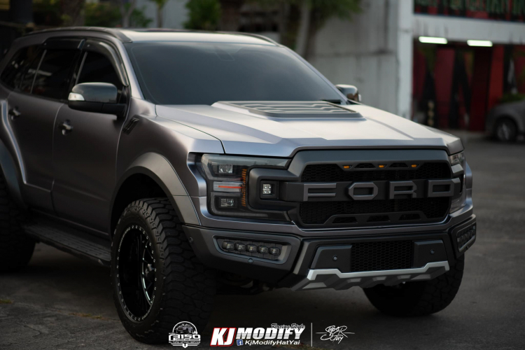 Ở Thái, có nhiều nơi bán phụ kiện “lên đời” F-150 Raptor cho Everest hay Ranger, đơn cử là đơn vị TTN Hypersport. Theo tìm hiểu, các phụ tùng “đồ chơi” F-150 Raptor để “lên đời” cho một chiếc Ford Ranger “lên đời” Ranger phong cách F-150 Raptor rơi vào khoảng 150.000 Bath (tương đương với 110 triệu đồng), trong khi ở dòng SUV Everest có giá thấp hơn vì không thay đổi nhiều các bộ phận như cụm đèn hậu hay ốp nắp thùng sau như trên bán tải Ford Ranger.