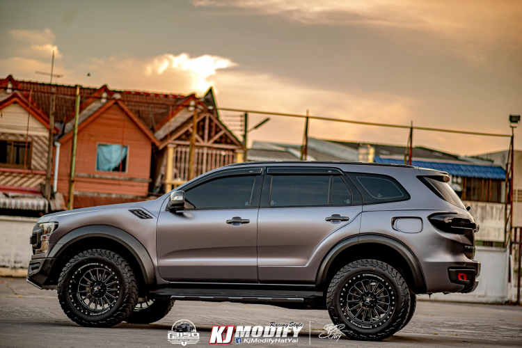 Ford Ranger và Everest độ theo phong cách F-150 Raptor chắc chắn sẽ đáp ứng được thị hiếu của nhiều khách hàng Việt. Mặc dù giúp chiếc xe thêm hấp dẫn và phá cách hơn, nhưng người chơi tại Việt Nam sẽ vấp phải lỗi thay đổi kết cấu xe, khó khăn trong việc đăng kiểm và đây có thể là rào cản lớn nhất khi khách hàng Việt muốn nhập đồ chơi để độ theo phong cách này. Hiện tại ở Việt Nam, được biết đã có nhiều xưởng độ xe đã độ thành công cho dòng bán tải Ford Ranger theo phong cách F-150 Raptor tương tự như ở Thái Lan.