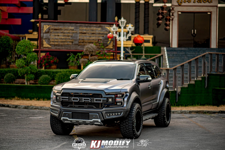 Tất cả các phụ kiện như đèn pha, lưới tản nhiệt, body thân rộng để “lên đời” cho chiếc “Everest Raptor” này đều được thiết kế và sản xuất ở Thái Lan. Chính vì thế, nó cho phép lắp đặt trên xe Everest và Ranger theo tỷ lệ hài hoà nhất có thể. Trên thực tế, các bộ phận như mặt ca-lăng, đèn pha hàng chính hãng từ siêu bán tải Ford F-150 Raptor khó có thể lắp đặt vừa vặn sang các dòng bán tải cỡ trung như Ford Ranger hay SUV Everest, ngoài ra chi phí để chơi các bộ phận chính hãng rất cao.