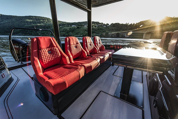 Người mua có thể lựa chọn hai cấu hình ngoại thất gồm Spyder hoặc Sun-Top. Trong đó, Spyder mang lại cảm giác phấn khích tối đa khi di chuyển ngoài trời, cải thiện khả năng tăng tốc, và tăng cường khả năng cơ động do trọng lượng giảm. Tuy nhiên, để thuận tiện hàng ngày, nhiều khách hàng có thể sẽ chọn Sun-Top, giúp việc sử dụng cả năm trở nên dễ dàng hơn và mang lại sự yên tâm hơn khi thời tiết bỗng chuyển biến giữa biển.