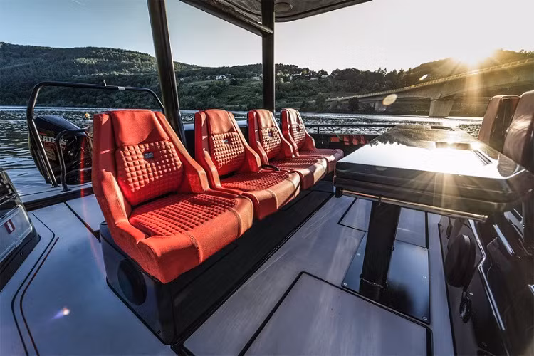 Người mua có thể lựa chọn hai cấu hình ngoại thất gồm Spyder hoặc Sun-Top. Trong đó, Spyder mang lại cảm giác phấn khích tối đa khi di chuyển ngoài trời, cải thiện khả năng tăng tốc, và tăng cường khả năng cơ động do trọng lượng giảm. Tuy nhiên, để thuận tiện hàng ngày, nhiều khách hàng có thể sẽ chọn Sun-Top, giúp việc sử dụng cả năm trở nên dễ dàng hơn và mang lại sự yên tâm hơn khi thời tiết bỗng chuyển biến giữa biển.