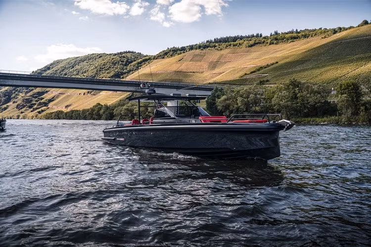 Công ty độ xe Brabus đến từ Bottrop, Đức, là một cái tên không còn xa lạ đối với những người hâm mộ Mercedes-AMG thông qua các bản độ hiệu suất cao vô cùng giá trị. Tuy nhiên, công ty này còn thực hiện nhiều dự án hấp dẫn khác, bao gồm cả siêu du thuyền Brabus hiệu suất cao. 