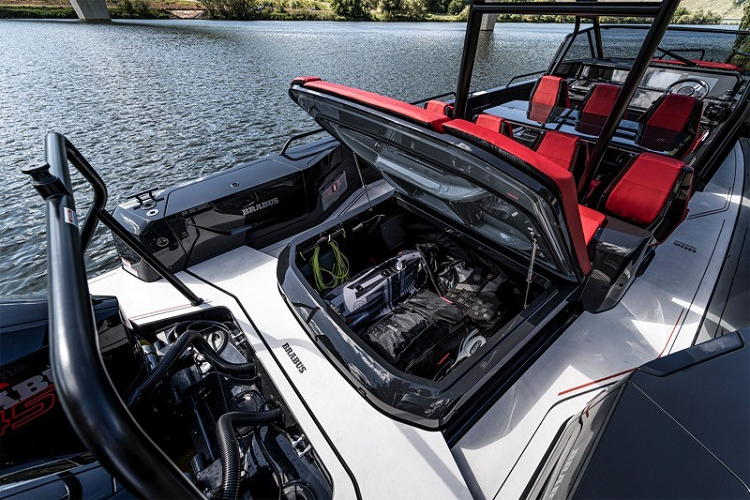 Brabus Shadow 900 Black Ops 2022 mới là một biến bản mới của dòng Shadow 900, được hoàn thiện bằng màu sơn đặc trưng Gunmetal Grey của Brabus kết hợp với nội thất bọc da màu đỏ nổi bật không kém, được cung cấp như một phiên bản sản xuất giới hạn 1 trong số 37 chiếc. Nó được chế tạo thủ công hoàn toàn theo tiêu chuẩn cao nhất mà khách hàng và người hâm mộ đã quen thuộc với thương hiệu Đức. Họ phải mất đến 6 tuần để có được lớp sơn này, và không hề sử dụng một chút máy tự động hóa nào.