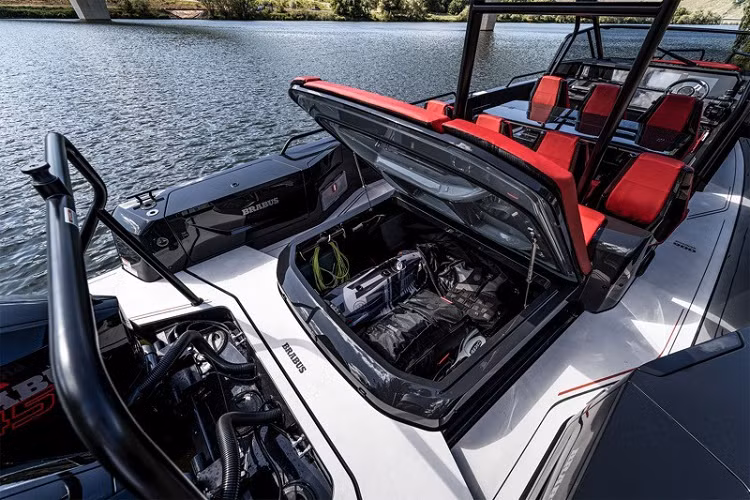 Brabus Shadow 900 Black Ops 2022 mới là một biến bản mới của dòng Shadow 900, được hoàn thiện bằng màu sơn đặc trưng Gunmetal Grey của Brabus kết hợp với nội thất bọc da màu đỏ nổi bật không kém, được cung cấp như một phiên bản sản xuất giới hạn 1 trong số 37 chiếc. Nó được chế tạo thủ công hoàn toàn theo tiêu chuẩn cao nhất mà khách hàng và người hâm mộ đã quen thuộc với thương hiệu Đức. Họ phải mất đến 6 tuần để có được lớp sơn này, và không hề sử dụng một chút máy tự động hóa nào.