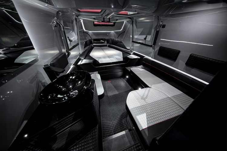 Về mặt sức mạnh, “quái thú” chinh phục biển xanh này có trang bị 2 động cơ 450R Verado XL V8 dung tích 4.6 lít được phát triển bởi Mercury Marine, sắp xếp theo cấu hình động cơ kép. Chúng kết hợp sản sinh công suất 900 mã lực và có thể đẩy Black Ops lên tốc độ hơn 110 km/h. Không chỉ có vậy, cả hai động cơ còn được bao bọc bằng chất liệu sợi carbon để hoàn thiện vẻ ngoài dữ dằn của du thuyền tốc độ này.