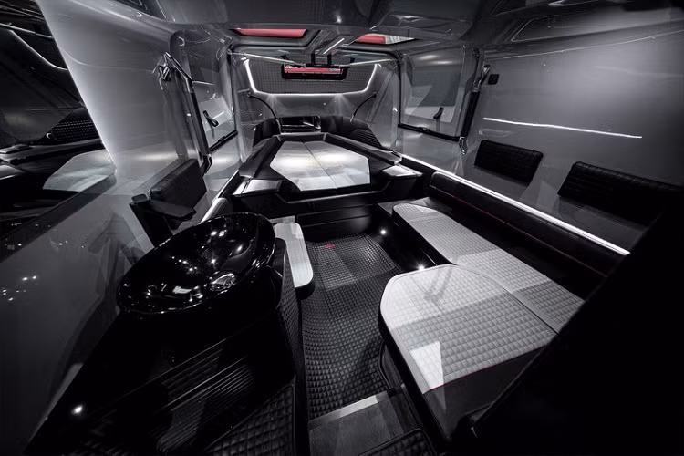 Về mặt sức mạnh, “quái thú” chinh phục biển xanh này có trang bị 2 động cơ 450R Verado XL V8 dung tích 4.6 lít được phát triển bởi Mercury Marine, sắp xếp theo cấu hình động cơ kép. Chúng kết hợp sản sinh công suất 900 mã lực và có thể đẩy Black Ops lên tốc độ hơn 110 km/h. Không chỉ có vậy, cả hai động cơ còn được bao bọc bằng chất liệu sợi carbon để hoàn thiện vẻ ngoài dữ dằn của du thuyền tốc độ này.