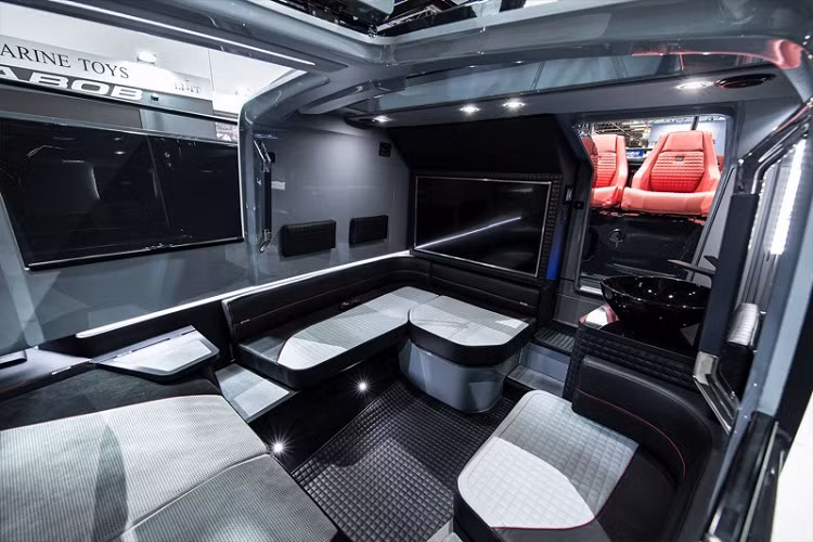 Ngoại thất của Shadow 900 Black Ops có tính khí động học cao và sử dụng một thân tàu hiệu quả tương đương. Brabus cũng đã tích hợp một số đặc điểm thiết kế từ ô tô của họ, nổi bật nhất là cửa cánh chim giống Mercedes-Benz SL để đi vào khu vực cabin. Không gian này mang lại cảm giác như xe thể thao với chất liệu da bọc xịn, chỗ ở rộng rãi, và thậm chí còn trang bị một hệ thống thông tin giải trí màn hình 42 inch 4K. Bên cạnh đó, du thuyền này còn có hệ thống âm thanh chất lượng, và đèn LED sáng xung quanh.