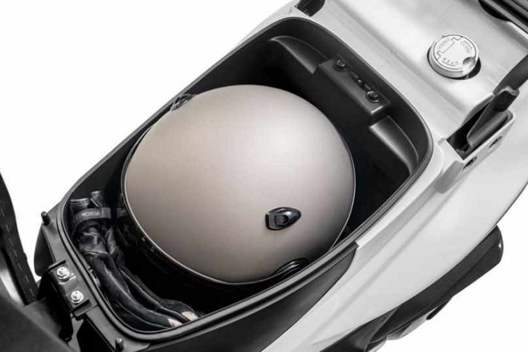 Thế nhưng, một chiếc xe tay ga xuất xưởng đã sở hữu loạt trang bị to lớn như thế này thì quả là hàng hiếm. Theo chia sẻ của giới truyền thông nước ngoài, đây là mẫu xe được sinh ra để dành cho mục đích chở hàng, ship hàng một cách thuận tiện và hoàn hảo nhất. Cũng vì thế, yên xe của mẫu xe này dường như được thiết kế chỉ để đi solo mà thôi.