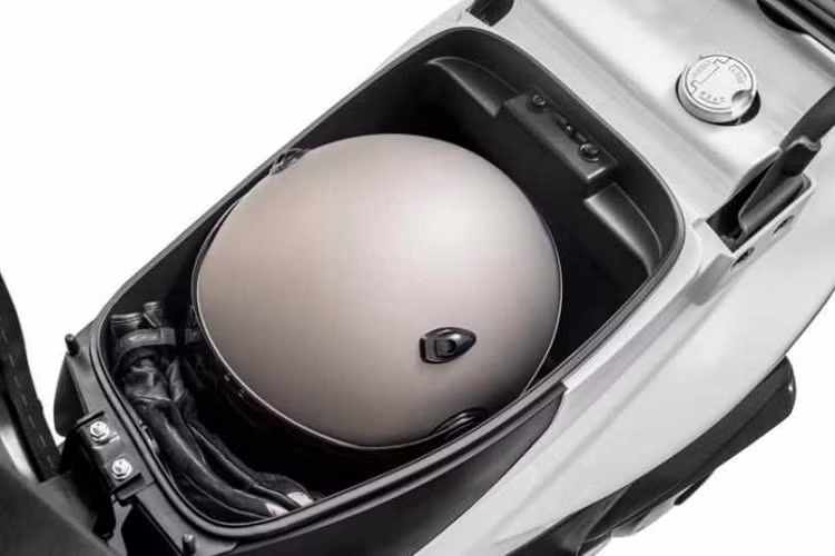 Thế nhưng, một chiếc xe tay ga xuất xưởng đã sở hữu loạt trang bị to lớn như thế này thì quả là hàng hiếm. Theo chia sẻ của giới truyền thông nước ngoài, đây là mẫu xe được sinh ra để dành cho mục đích chở hàng, ship hàng một cách thuận tiện và hoàn hảo nhất. Cũng vì thế, yên xe của mẫu xe này dường như được thiết kế chỉ để đi solo mà thôi.