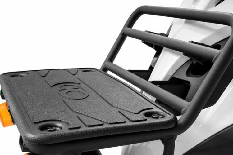 Theo thông số, bộ baga trước và sau của chiếc xe có thể chở được tổng cộng khoảng 30kg hàng hóa kèm với cốp xe rộng có sức chứa 6 lít. Ở sức mạnh, mẫu xe được trang bị động cơ đạt tiêu chuẩn Euro 5 125 phân khối.