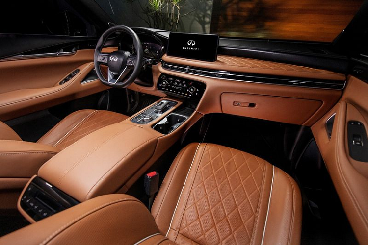 Infiniti QX60 2022 được xây dựng dựa trên nền tảng Nissan D và hướng tới các khách hàng chú trọng vào sự tiện nghi cũng như phong cách riêng hơn là khả năng off-road, sức kéo và mức tiêu thụ nhiên liệu. Những người tìm kiếm một chiếc crossover cỡ trung đẹp mắt sẽ được thỏa mãn với phiên bản QX60 Monograph.