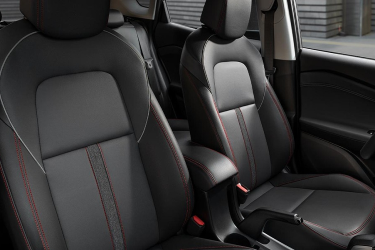 Bên ngoài, mẫu SUV cỡ B này được áp dụng phong cách thiết kế "cơ bắp" mới với những đường gân hình chữ "Z" sắc sảo hoặc những đường cắt góc cạnh trên thân xe. Chưa hết, Chevrolet Tracker 2021 còn được trang bị lưới tản nhiệt cỡ lớn, chia thành 2 tầng, đi kèm cản trước thể thao và cụm đèn pha mượt mà. Hai bên góc cản trước còn có khe gió hình chữ "L" ngược ấn tượng.