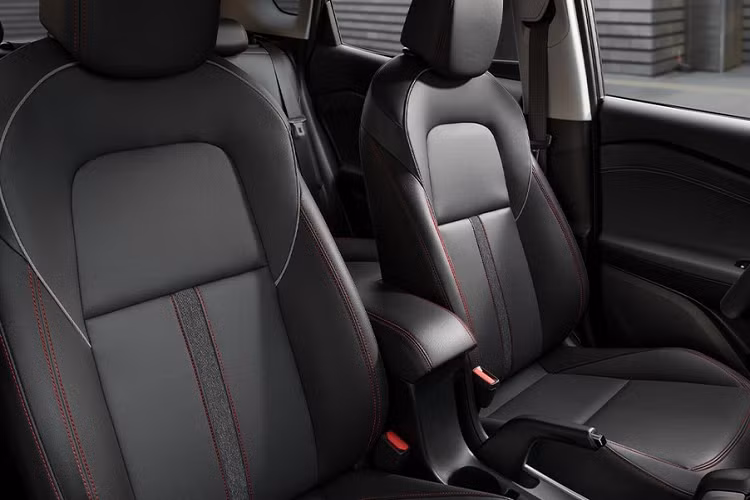 Bên ngoài, mẫu SUV cỡ B này được áp dụng phong cách thiết kế "cơ bắp" mới với những đường gân hình chữ "Z" sắc sảo hoặc những đường cắt góc cạnh trên thân xe. Chưa hết, Chevrolet Tracker 2021 còn được trang bị lưới tản nhiệt cỡ lớn, chia thành 2 tầng, đi kèm cản trước thể thao và cụm đèn pha mượt mà. Hai bên góc cản trước còn có khe gió hình chữ "L" ngược ấn tượng.