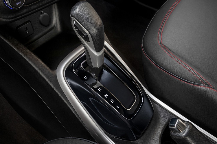 Khác với người anh em Trax bán tại Philippines vốn được nhập khẩu từ Hàn Quốc, Chevrolet Tracker 2021 lại đến từ Trung Quốc. Mẫu SUV cỡ B này do liên doanh của tập đoàn General Motors với công ty xe hơi Trung Quốc SAIC sản xuất và nhập khẩu vào Philippines.