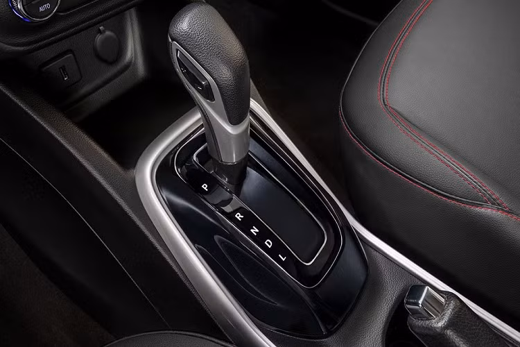 Khác với người anh em Trax bán tại Philippines vốn được nhập khẩu từ Hàn Quốc, Chevrolet Tracker 2021 lại đến từ Trung Quốc. Mẫu SUV cỡ B này do liên doanh của tập đoàn General Motors với công ty xe hơi Trung Quốc SAIC sản xuất và nhập khẩu vào Philippines.