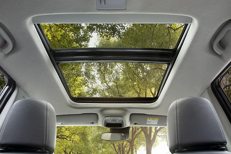 Tiếp đến là nẹp thân xe bằng nhựa màu đen nhằm tăng vẻ rắn rỏi cho mẫu SUV cỡ B này. Trong khi đó, ở đằng sau, Chevrolet Tracker 2021 được trang bị cụm đèn hậu có thiết kế gọn gàng và tấm ốp gầm giả màu bạc bên dưới cản sau.