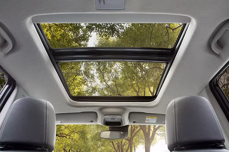 Tiếp đến là nẹp thân xe bằng nhựa màu đen nhằm tăng vẻ rắn rỏi cho mẫu SUV cỡ B này. Trong khi đó, ở đằng sau, Chevrolet Tracker 2021 được trang bị cụm đèn hậu có thiết kế gọn gàng và tấm ốp gầm giả màu bạc bên dưới cản sau.