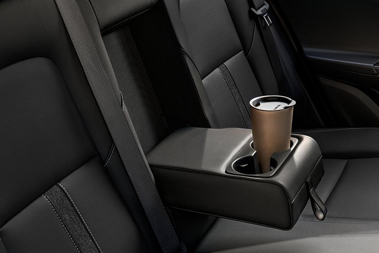 Ở phiên bản Redline thể thao hơn, Chevrolet Tracker 2021 sẽ được trang bị nhiều chi tiết ngoại thất màu đen như lưới tản nhiệt, logo hình chữ thập của nhà sản xuất và bộ vành hợp kim 17 inch. Bên cạnh đó là những điểm nhấn màu đỏ ở lưới tản nhiệt và vành la-zăng như dấu hiệu nhận biết cho phiên bản Redline.