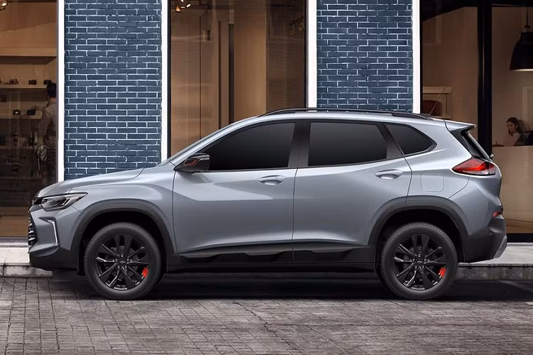 Tại thị trường Philippines, xe có 2 phiên bản là LS và LT Redline. Giá xe Chevrolet Tracker 2021 tương ứng của 2 phiên bản này là 1.142.888 Peso (khoảng 540 triệu đồng) và 1.242.888 Peso (587 triệu đồng). Khi mua xe, khách hàng có thể chọn các màu sơn ngoại thất như đỏ, xám, đen, trắng và xanh dương (dành riêng cho bản LS).