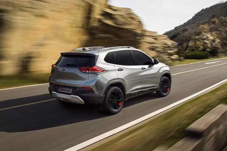 Nằm bên dưới nắp ca-pô của Chevrolet Tracker 2021 tại thị trường Philippines là động cơ EcoTec 3 xi-lanh thẳng hàng, tăng áp, dung tích 1.0L, tạo ra công suất tối đa 116 mã lực tại tua máy 5.800 vòng/phút và mô-men xoắn cực đại 175 Nm tại dải tua máy 1.500 - 4.200 vòng/phút. Động cơ kết hợp với hộp số tự động 6 cấp và hệ thống Start/Stop để giúp tiết kiệm xăng hơn.