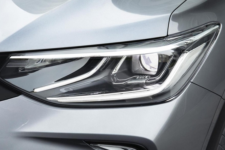 Về an toàn, Chevrolet Tracker 2021 có những trang bị khá cơ bản như hệ thống chống bó cứng phanh ABS, cân bằng điện tử, kiểm soát lực kéo, giảm thiểu lật xe, kiểm soát phanh khi ôm cua, hỗ trợ khởi hành ngang dốc, hỗ trợ phanh khẩn cấp và phanh điều hướng mô-men xoắn.