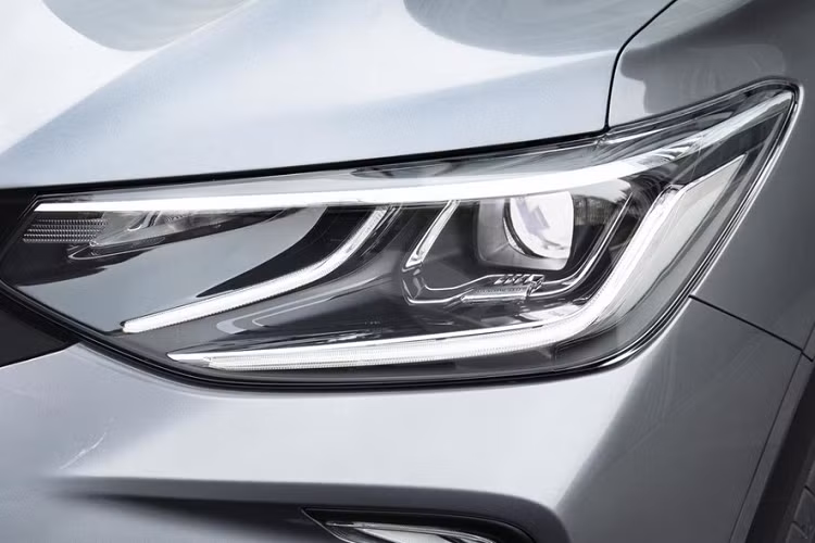 Về an toàn, Chevrolet Tracker 2021 có những trang bị khá cơ bản như hệ thống chống bó cứng phanh ABS, cân bằng điện tử, kiểm soát lực kéo, giảm thiểu lật xe, kiểm soát phanh khi ôm cua, hỗ trợ khởi hành ngang dốc, hỗ trợ phanh khẩn cấp và phanh điều hướng mô-men xoắn.