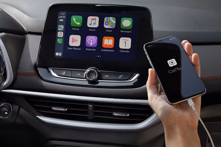 Lần đầu tiên trình làng tại Trung Quốc trong triển lãm Ô tô Thượng Hải 2019, Chevrolet Tracker mới được khẳng định là mang thiết kế nhằm phục vụ "thế hệ Internet". Được phát triển dựa trên cơ sở gầm bệ Global Emerging Market (GEM), mẫu xe này sở hữu dài 4.270 mm, chiều rộng 1.791 mm, chiều cao 1.602 - 1.618 - 1.627 mm (tùy phiên bản) và chiều dài cơ sở 2.570 mm.