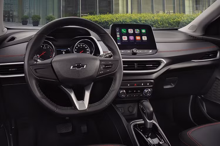 Bước vào bên trong Chevrolet Tracker 2021, khách hàng Philippines sẽ thấy những trang bị như hệ thống thông tin giải trí MyLink với màn hình cảm ứng 8 inch, hỗ trợ Apple CarPlay, Bluetooth, radio AM/FM và USB. Ghế của mẫu SUV cỡ B này được bọc da phối nỉ trong khi vô lăng chỉ được bọc da.