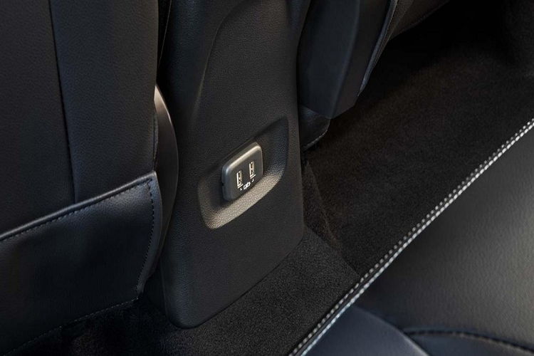 Là đối thủ mới dành cho những mẫu SUV cỡ B tại Philippines như MG ZS, Kia Seltos, Hyundai Kona hay Ford EcoSport, Chevrolet Tracker 2021 mới kết hợp giữa phong cách thiết kế thể thao, mang cảm hứng xe đua, tính năng công nghệ cao và động cơ tăng áp.