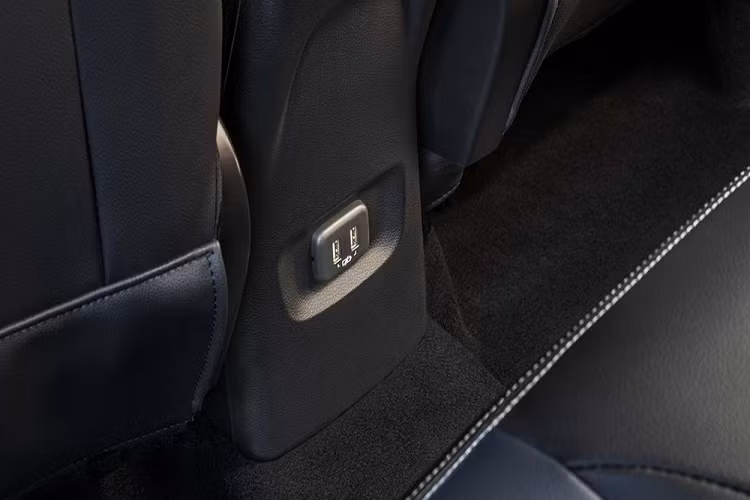 Là đối thủ mới dành cho những mẫu SUV cỡ B tại Philippines như MG ZS, Kia Seltos, Hyundai Kona hay Ford EcoSport, Chevrolet Tracker 2021 mới kết hợp giữa phong cách thiết kế thể thao, mang cảm hứng xe đua, tính năng công nghệ cao và động cơ tăng áp.