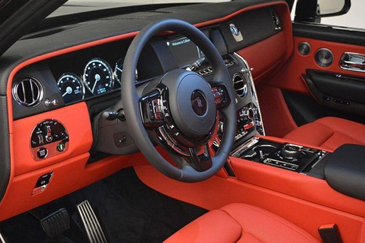 Hiện số lượng xe Rolls-Royce Cullinan được mang về nước có thể đã hơn 100 chiếc bao gồm xe chính hãng lẫn tư nhân. Giá xe Rolls-Royce Cullinan chính hãng tại Việt Nam bắt đầu từ 30 tỷ đồng chưa bao gồm các tùy chọn và có thể lên đến 48 tỷ đồng nếu chủ nhân lựa chọn các cá nhân hóa của riêng mình.