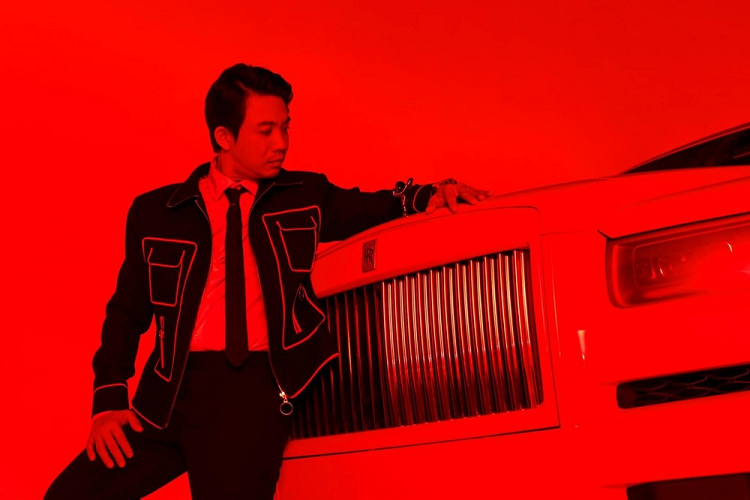 Cái tên chúng tôi muốn nhắc đến không phải mẫu xe nào quá xa lạ với nhiều người đam mê tại Việt Nam, đó chính là SUV siêu sang Rolls-Royce Cullinan. Câu chuyện bắt đầu từ việc Minh Nhựa chia sẻ việc chọn cấu hình cho xe Rolls-Royce Cullinan vào tháng 6/2019. Tròn 1 năm sau đó, đại gia này đã nhận bàn giao chiếc xe hot nhất tại dải đất hình chữ S.