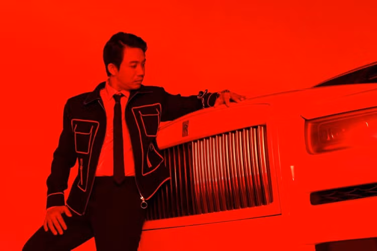 Cái tên chúng tôi muốn nhắc đến không phải mẫu xe nào quá xa lạ với nhiều người đam mê tại Việt Nam, đó chính là SUV siêu sang Rolls-Royce Cullinan. Câu chuyện bắt đầu từ việc Minh Nhựa chia sẻ việc chọn cấu hình cho xe Rolls-Royce Cullinan vào tháng 6/2019. Tròn 1 năm sau đó, đại gia này đã nhận bàn giao chiếc xe hot nhất tại dải đất hình chữ S.