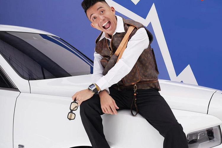 Mới đây, Minh Nhựa lại chia sẻ nỗi lòng với Rolls-Royce Cullinan mua hơn 1 năm nhưng chưa ra biển, không chỉ thế, đại gia này còn đổi cả màu ảnh sang đỏ để "tươi sáng" hơn, nhằm có thể giúp chiếc xe SUV siêu sang của mình có thể nhanh chóng bấm được biển.