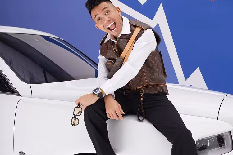 Mới đây, Minh Nhựa lại chia sẻ nỗi lòng với Rolls-Royce Cullinan mua hơn 1 năm nhưng chưa ra biển, không chỉ thế, đại gia này còn đổi cả màu ảnh sang đỏ để "tươi sáng" hơn, nhằm có thể giúp chiếc xe SUV siêu sang của mình có thể nhanh chóng bấm được biển.