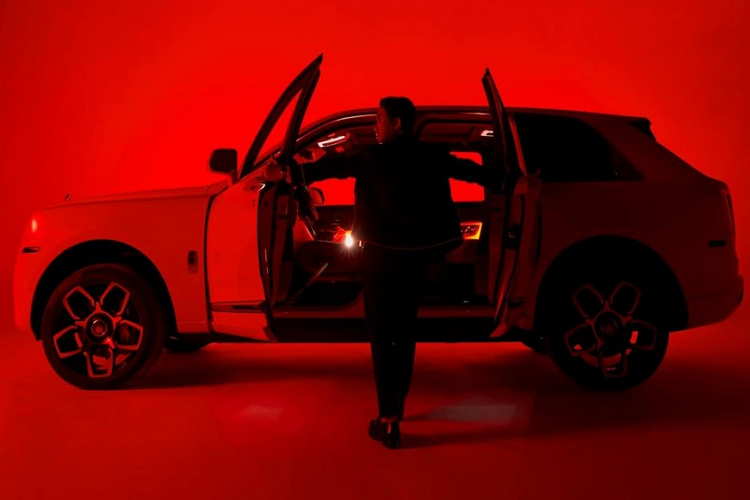 Sẽ không có gì phải bàn về độ chịu chơi của con trai độc nhất của một đại gia ngành nhựa nổi tiếng ở trong nước, nhưng có một điểm thú vị là gần đây, Minh "Nhựa" rất hay chia sẻ nỗi lòng về một chiếc xe được mệnh danh là "viên kim cương thô di động" lớn nhất thế giới.