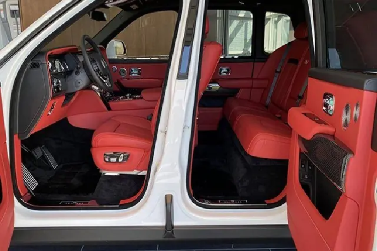 Với người chơi siêu xe toàn ra biển trắng như Minh Nhựa, không lý gì lại để xe Rolls-Royce Cullinan phải chờ hơn 1 năm mà chưa thể bấm được biển số, vì thế, giới mê xe cho rằng đại gia này hoặc đơn vị nhập xe về cho Minh Nhựa đang gặp trục trặc về giấy tờ nên mãi đến nay chiếc xe vẫn chỉ xuất hiện trên mạng xã hội qua các bộ ảnh đại gia này chụp cùng thay vì lăn bánh trên đường.