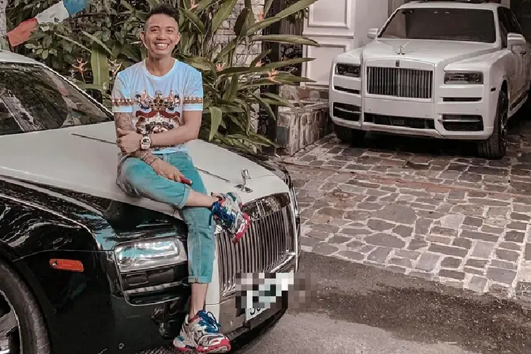 Chuyện chẳng có gì đáng bàn nếu như Rolls-Royce Cullinan của Minh Nhựa ra biển số như các mẫu xe SUV khác bao gồm Mercedes-AMG G63 Edition One, BMW X3, BMW X7 hay cả các mẫu xe thể thao như BMW Z4 hay Aston Martin V8 Vantage sau này.