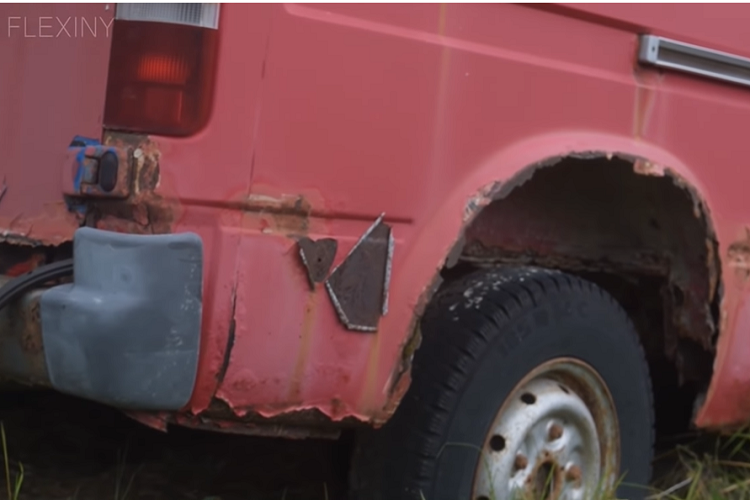 Ở thế hệ thứ hai, Ford Transit được phát triển dựa trên cơ sở gầm bệ hoàn toàn mới, mang đến những thay đổi quan trọng. Đồng thời, Ford Transit thế hệ thứ hai đã trở thành mẫu xe toàn cầu thực thụ khi được sản xuất tại 6 nhà máy khác nhau trên thế giới.