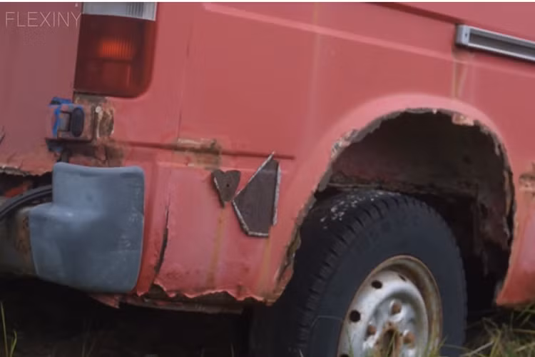 Ở thế hệ thứ hai, Ford Transit được phát triển dựa trên cơ sở gầm bệ hoàn toàn mới, mang đến những thay đổi quan trọng. Đồng thời, Ford Transit thế hệ thứ hai đã trở thành mẫu xe toàn cầu thực thụ khi được sản xuất tại 6 nhà máy khác nhau trên thế giới.