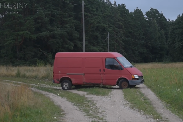 Ford Transit hiện tại thuộc thế hệ thứ 4 và có đến 11 loại động cơ, tùy thuộc vào thị trường. Trong thời gian tới, dòng xe thương mại này sẽ được bổ sung phiên bản E-Transit chạy hoàn toàn bằng điện. Dự kiến được sản xuất vào cuối năm nay, Ford E-Transit 2022 có phạm vi hoạt động sau khi sạc đầy pin là 203 km.