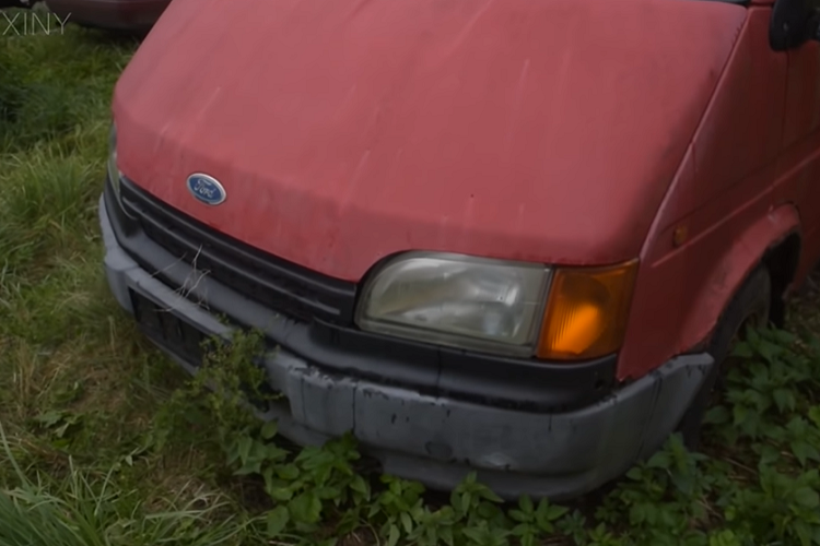 Qua đoạn video dài khoảng 13 phút được đăng lên kênh YouTube có tên Flexiny, có thể thấy chiếc Ford Transit đã được thợ máy kiểm tra phần động cơ. Sau khi kiểm tra dầu bôi trơn và nước làm mát, người thợ máy còn thay ắc quy mới cho chiếc xe. Thêm một vài thao tác nữa của người thợ máy, khối động cơ diesel 2.5L bên dưới nắp ca-pô của chiếc Ford Transit đã "sống lại".