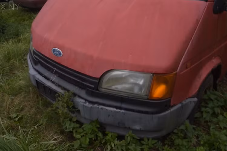 Qua đoạn video dài khoảng 13 phút được đăng lên kênh YouTube có tên Flexiny, có thể thấy chiếc Ford Transit đã được thợ máy kiểm tra phần động cơ. Sau khi kiểm tra dầu bôi trơn và nước làm mát, người thợ máy còn thay ắc quy mới cho chiếc xe. Thêm một vài thao tác nữa của người thợ máy, khối động cơ diesel 2.5L bên dưới nắp ca-pô của chiếc Ford Transit đã "sống lại".