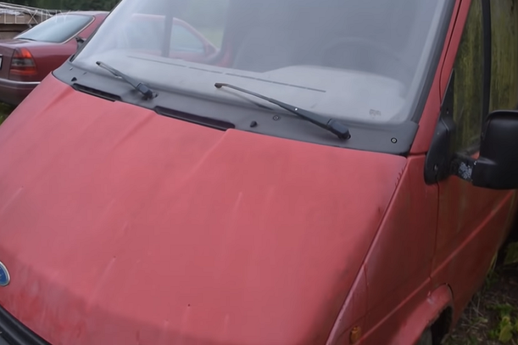 Được biết, chiếc Ford Transit đời 1986 này đã bị bỏ không ở ngoài trời trong thời gian lên đến 12 năm. Do đó, bên ngoài, chiếc xe đã bị hư hỏng đáng kể với phần thân vỏ gỉ sét nhiều chỗ trong khi bánh xe lún sâu xuống đất. Ấy thế nhưng, dưới bàn tay của thợ máy, chiếc Ford Transit lại có thể khởi động và chạy bình thường.