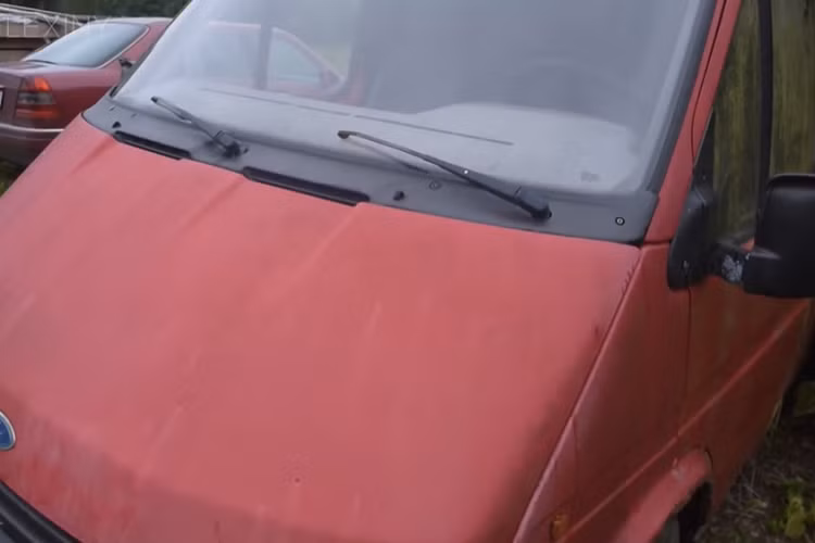 Được biết, chiếc Ford Transit đời 1986 này đã bị bỏ không ở ngoài trời trong thời gian lên đến 12 năm. Do đó, bên ngoài, chiếc xe đã bị hư hỏng đáng kể với phần thân vỏ gỉ sét nhiều chỗ trong khi bánh xe lún sâu xuống đất. Ấy thế nhưng, dưới bàn tay của thợ máy, chiếc Ford Transit lại có thể khởi động và chạy bình thường.